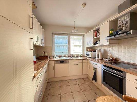 Helle Einbauküche mit Geräten