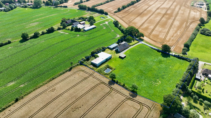 Das großzügige Grundstück (markiert)