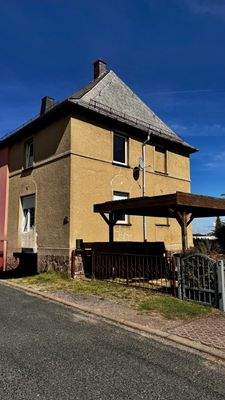 Straßenansicht mit Carport