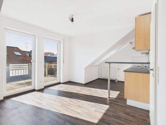 Wohnbereich in Richtung Balkon und Küche