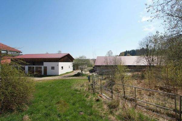 Blick zu den Nebengebäuden