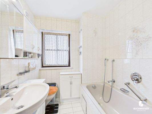 Tageslichtbad mit Wanne 