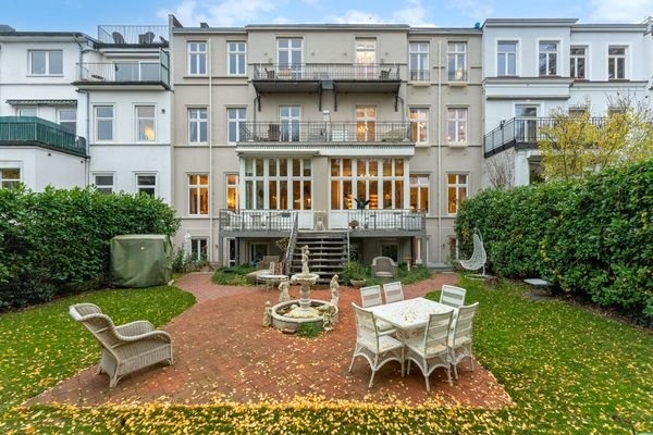 Große Terrasse und Garten