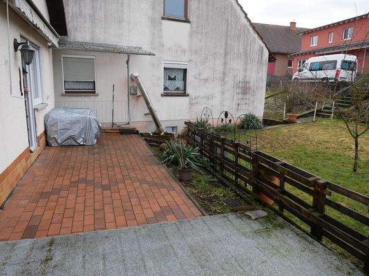 Terrasse und Garten mit Sicht auf Nebengebäude
