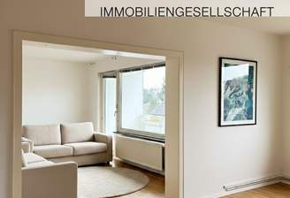 Offener Wohnbereich mit Balkonzugang 