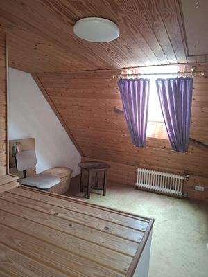 Zimmeransicht Dachboden, von hier führt eine Einschubtreppe in den Spitzboden.