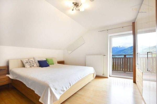 Schlafzimmer mit Ausgang auf den Balkon