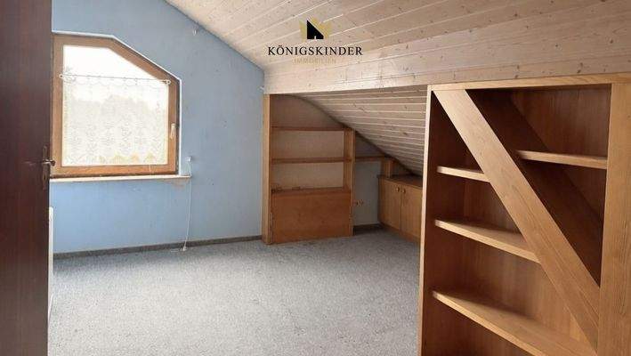 Zimmer im Dachgeschoss, ideal als Kinder- oder Gästezimmer.