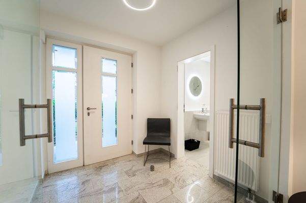 Großzügiger Eingangsbereich der Einliegerwohnung