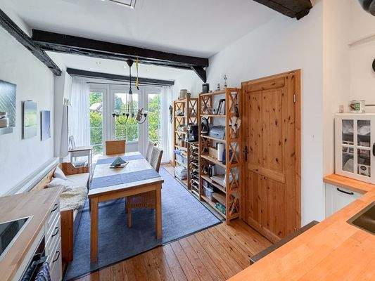 Blick in die sanierte Tenne mit Terrassenzugang