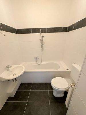 Modernes Bad mit Wanne