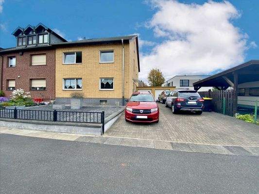 76/ Nochmalige Hausansicht (rechts) von der Straße aus.