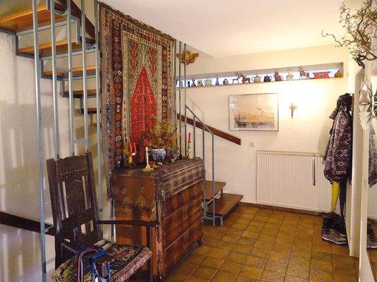 Eingangsdiele mit Lichtband sowie Auf- und Abgängen