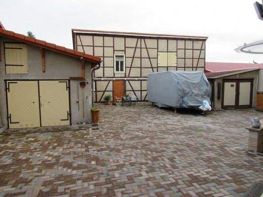 Nebengebäude + Garage + Stellplätze Innenhof