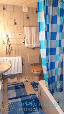 Bad mit Dusche, WC und Waschbecken