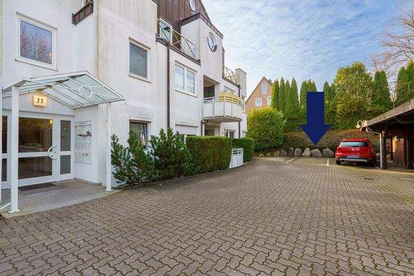 Eingangsbereich und zugehöriger Stellplatz