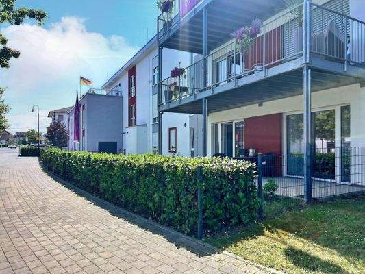 Wohlfühlen auf der Terrasse: Ein sonniger Ort der Begegnung im Seniorenzentrum