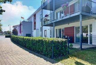 Wohlfühlen auf der Terrasse: Ein sonniger Ort der Begegnung im Seniorenzentrum