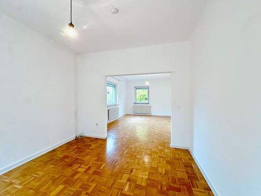 Wohnzimmer mit Blick zum Esszimmer