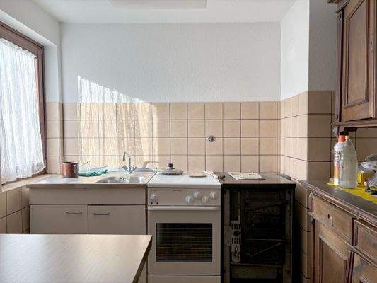 Küche mit Fenster und ...