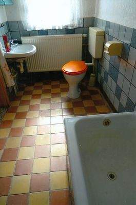 OG - Bad mit Wanne u. WC, Waschbecken