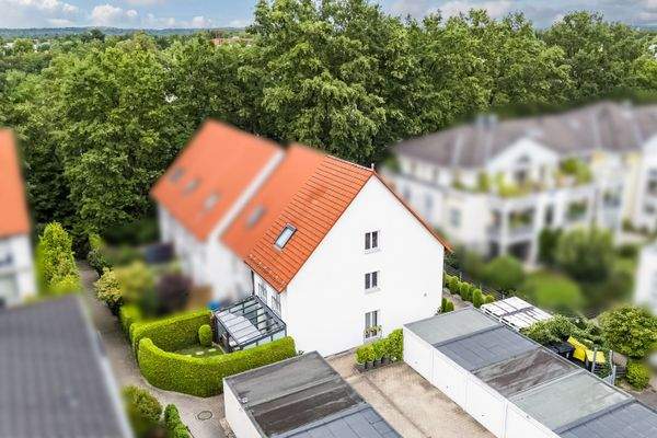 Blick auf das gepflegte Haus samt Garten und Garagenhof