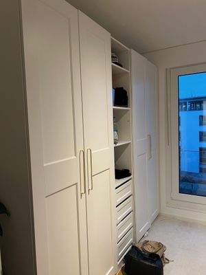 Schlafzimmeransicht mit Schrank