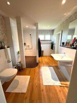 Bad mit großer Dusche