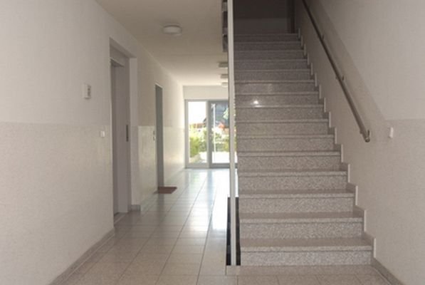 Hauseingang und Treppenhaus