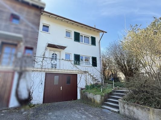 Ansicht mit Garage