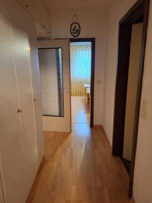 Flur mit offenem Zimmer