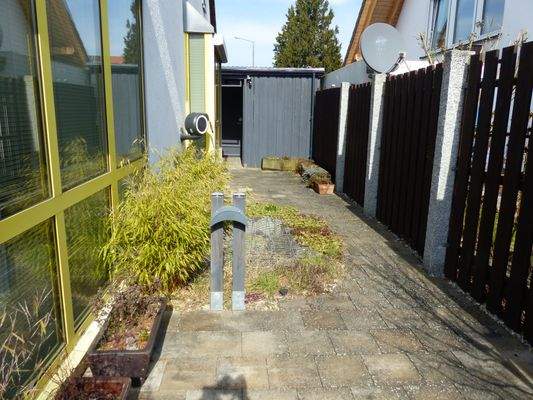 Neuwertige Einfriedung und Pflasterung