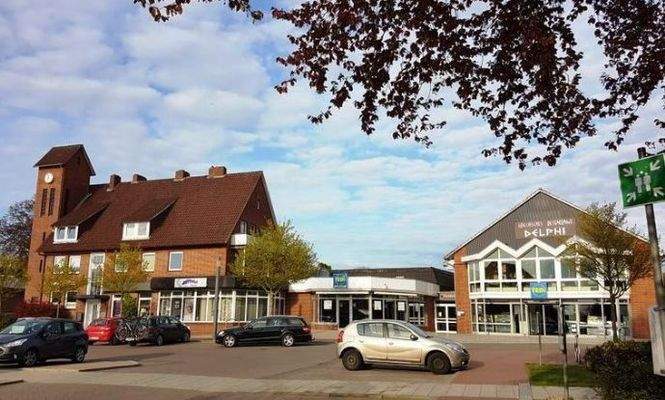 Front mit anliegender Parkfläche