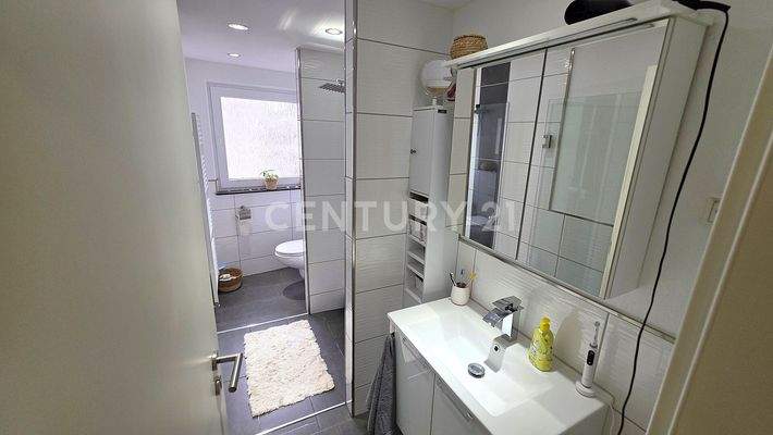 Neues Badezimmer mit bodenebener Dusche 