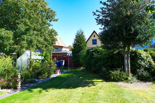 Blick vom Garten zum Haus 