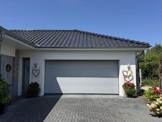 Doppelgarage mit gepflasterter Zufahrt