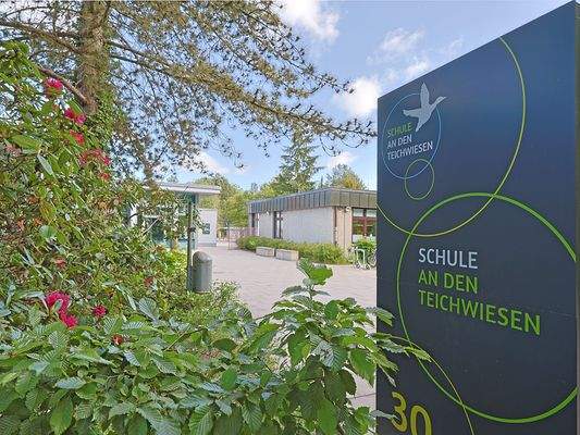 Umgebung: bekannte Schule an den Teichwiesen