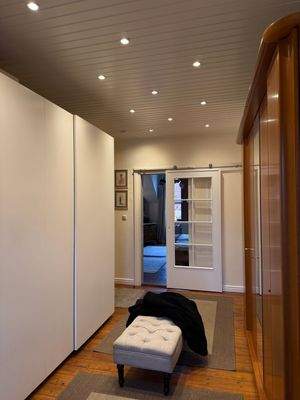 Ankleidezimmer mit Schiebetür