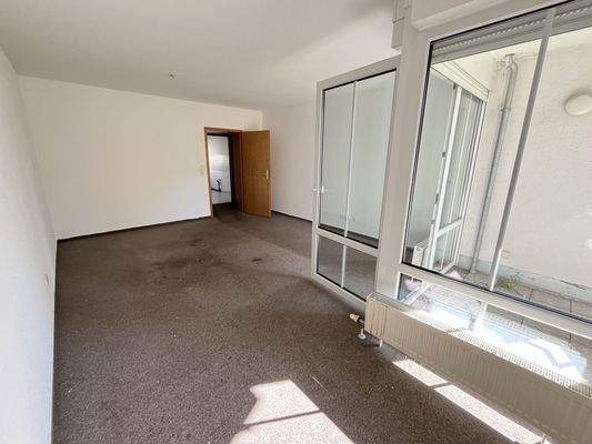 Wohnzimmer mit Zugang zum Balkon