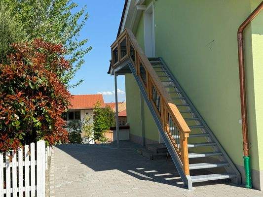 eigener Hauseingang mit Außentreppe