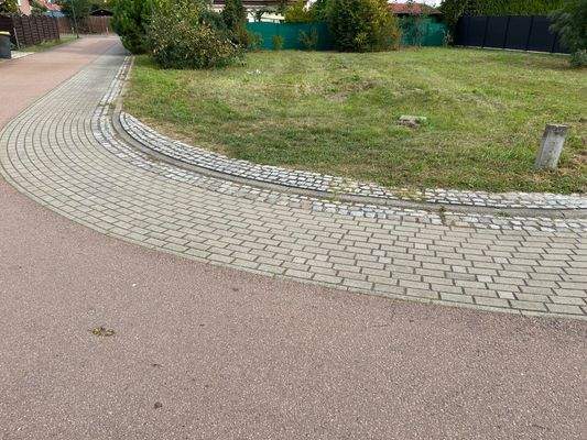 Blick auf Grundstück und angrenzenden Fußweg