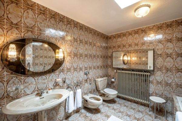 mit Dusche und Oberlicht 