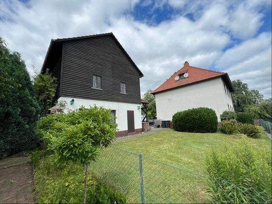 Gartenansicht Haus und Nebengebäude