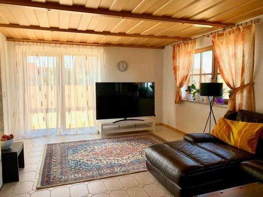 Wohnzimmer mit Zugang zur Terrasse