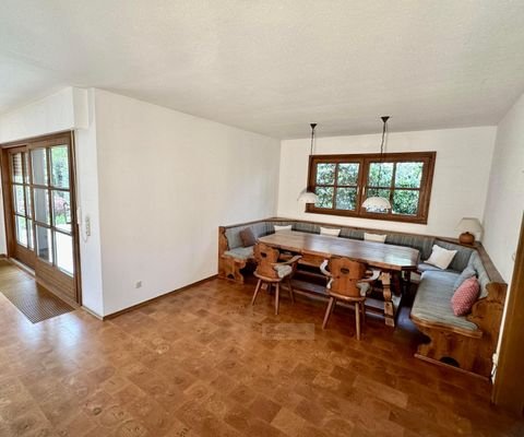 Eßzimmer mit Blick zur Schiebetüre im Wohnzimmer