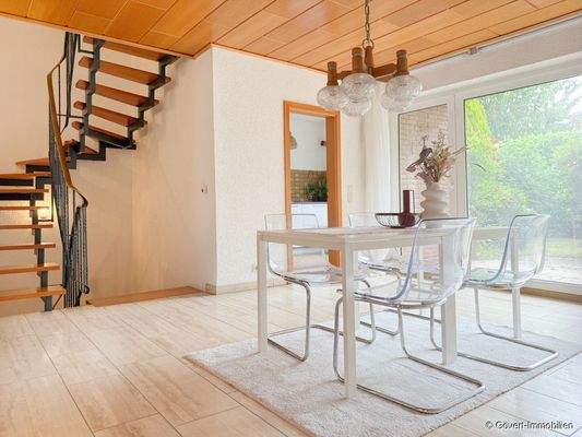 Esszimmer und Treppe ins OG