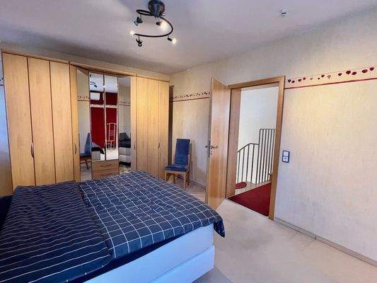 OG | Schlafzimmer | Bick zur Tür