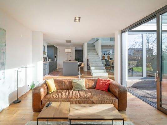 Wohnbereich mit Blick auf die offene Küche