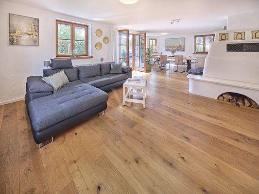 Wohnzimmer mit gemütlichem Kachelofen