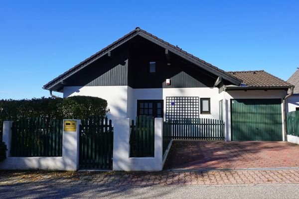 Hausansicht/Eingang und Garage